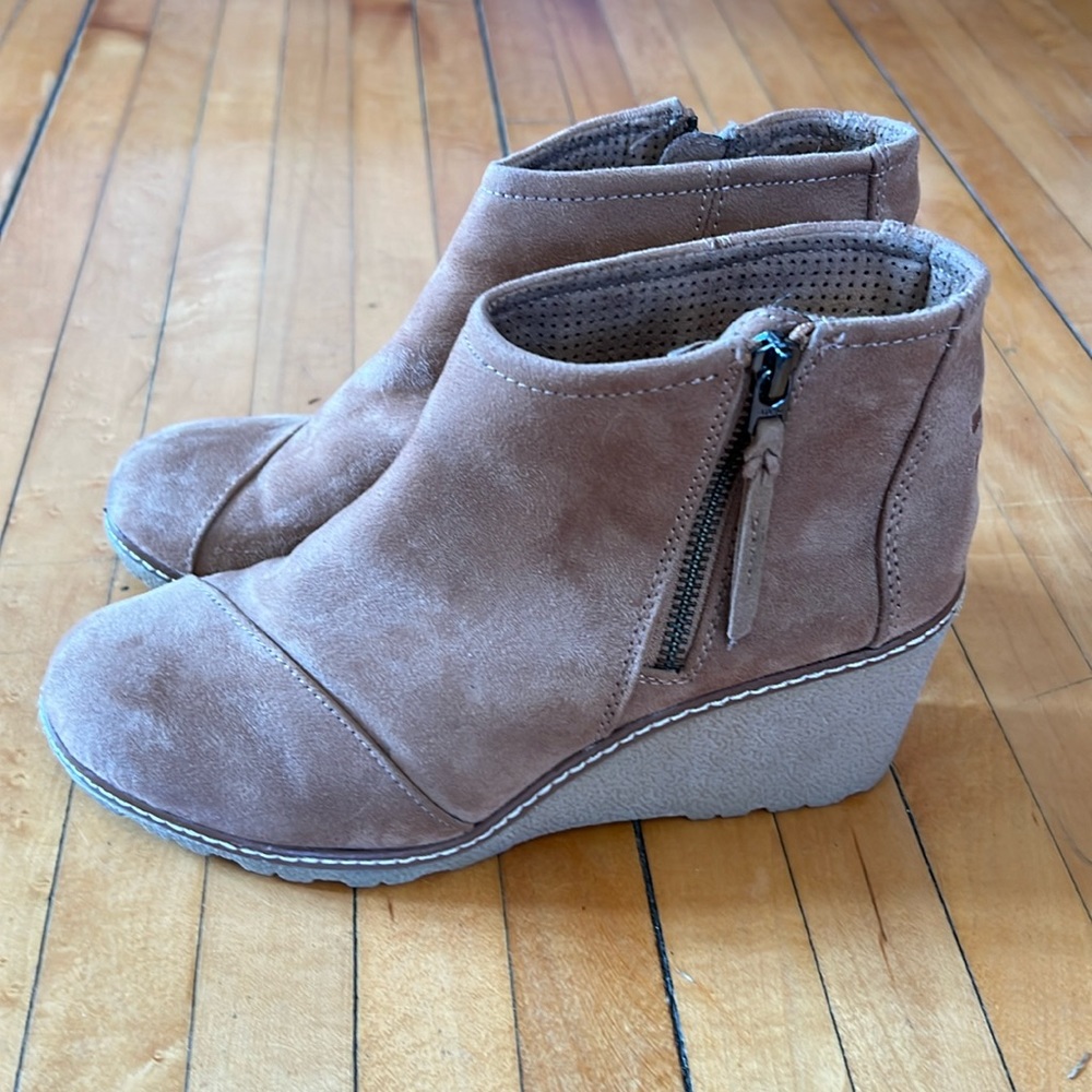Toms wedge booties, size 8, tan